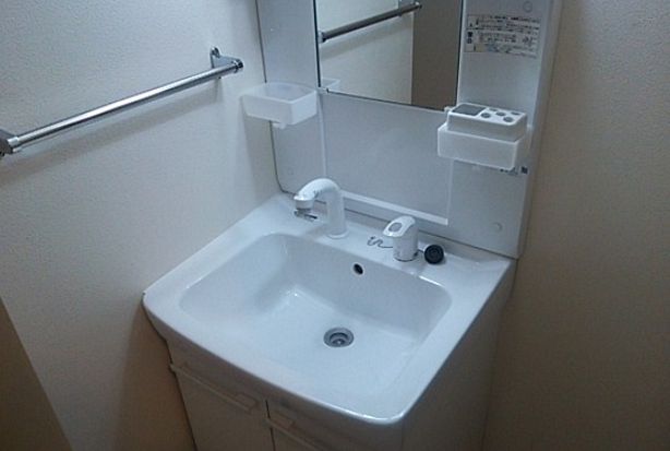 洗面設備　独立洗面台、小物を置くことができて便利です