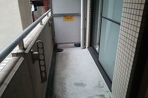 バルコニー　暖かな日差しのふりそそぐバルコニー