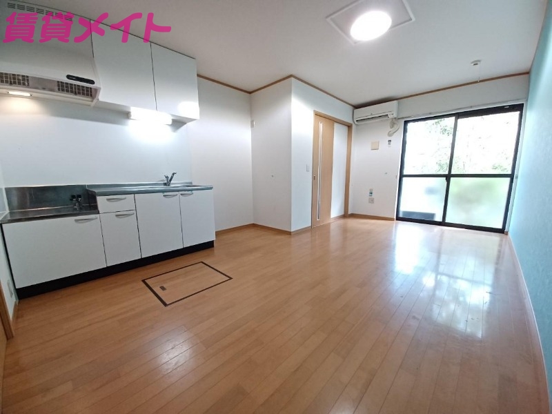 居室・リビング　同物件、別部屋写真です