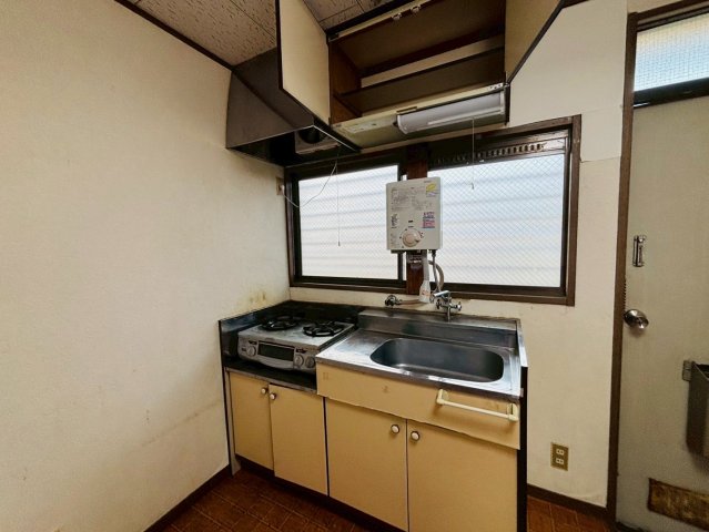 キッチン　窓があり換気もできます