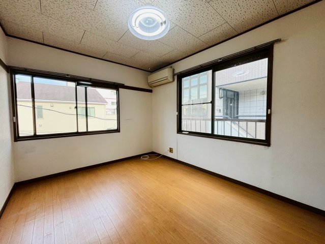 居室・リビング　二面採光の明るいお部屋です