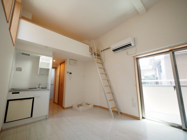 居室・リビング　ロフト付の居室※同タイプ・別号室参考写真