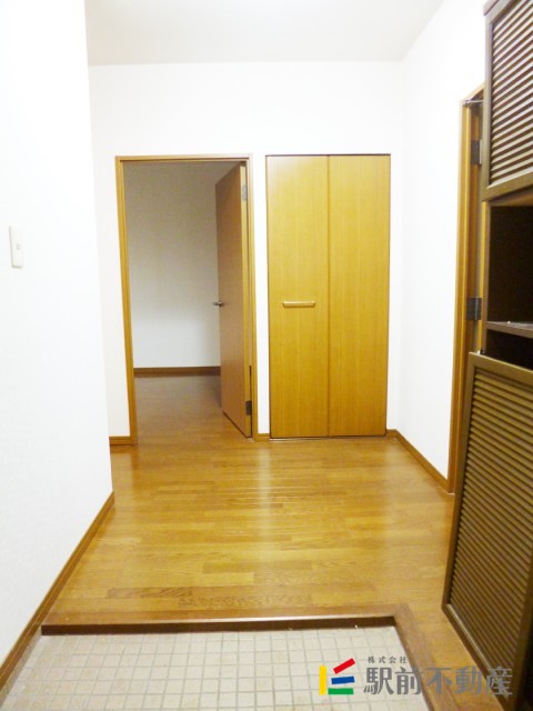玄関　写真は反転タイプのお部屋です