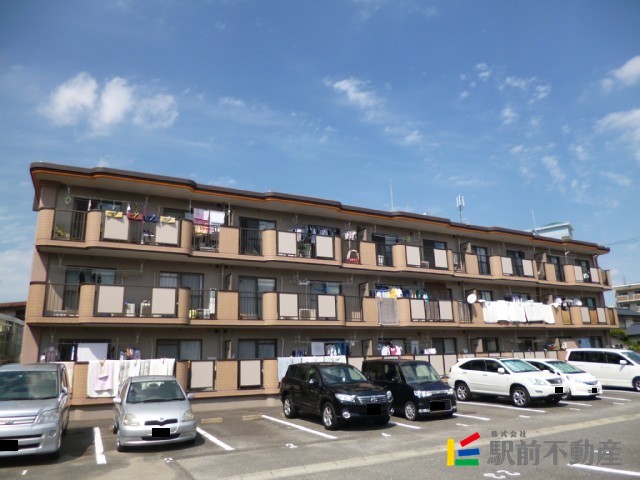 建物外観　3階建ての物件です