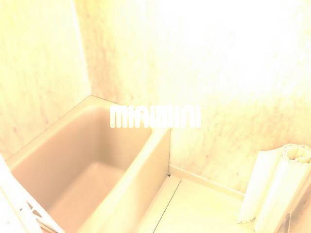 バス・シャワールーム　冷蔵庫が置けるスペースも広々しています