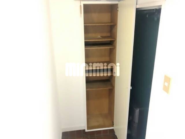 収納　玄関横に下駄箱あります