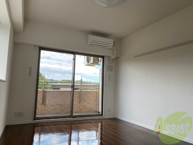 居室・リビング　茶色基調のお部屋は、部屋が明るく広く感じますね。