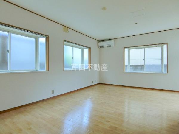 居室・リビング　★３面採光で開放的★