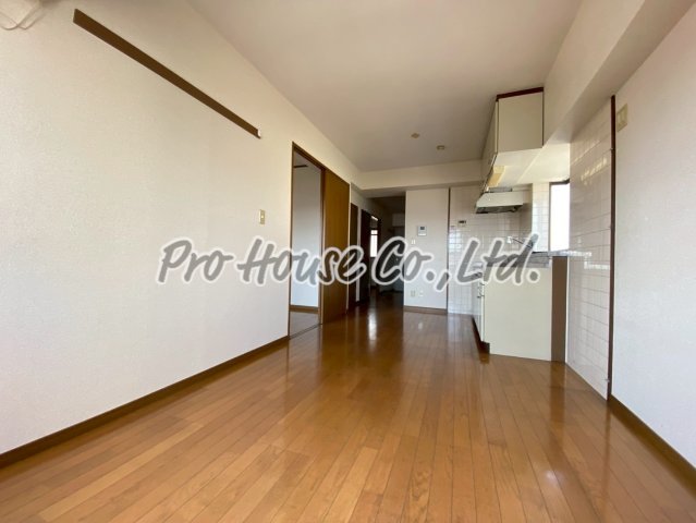 居室・リビング　別部屋（反転タイプ角部屋）の写真です。