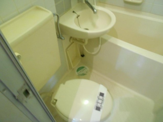 バス・シャワールーム　コンパクトで使いやすいお風呂です