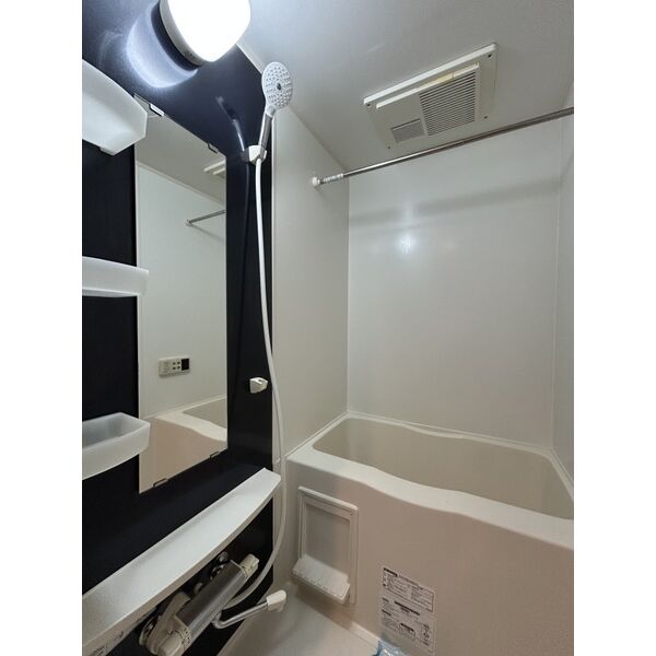 バス・シャワールーム　※写真は同じマンションの違う部屋のものになります。