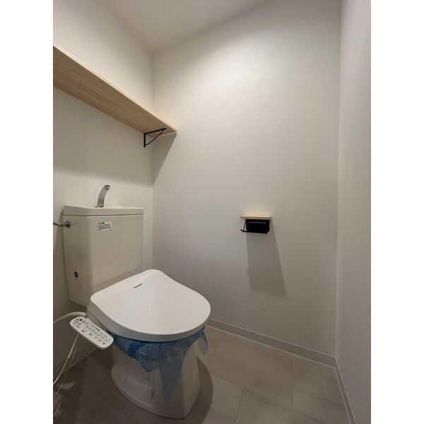 トイレ　※写真は同じマンションの違う部屋のものになります。