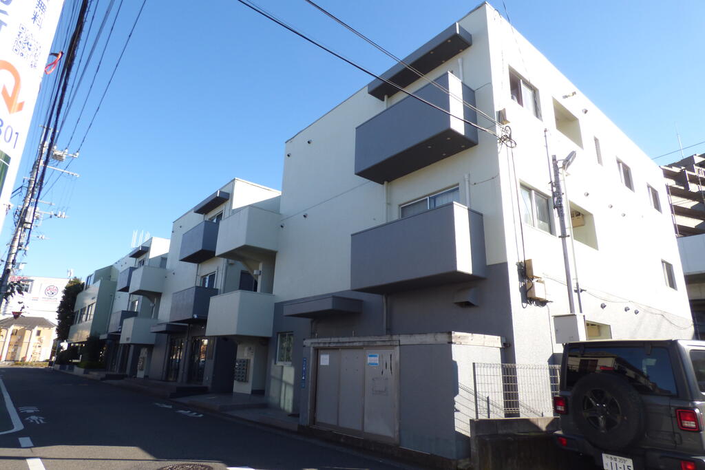 建物外観　近隣にコンビニやスーパーがあり生活しやすい環境です！