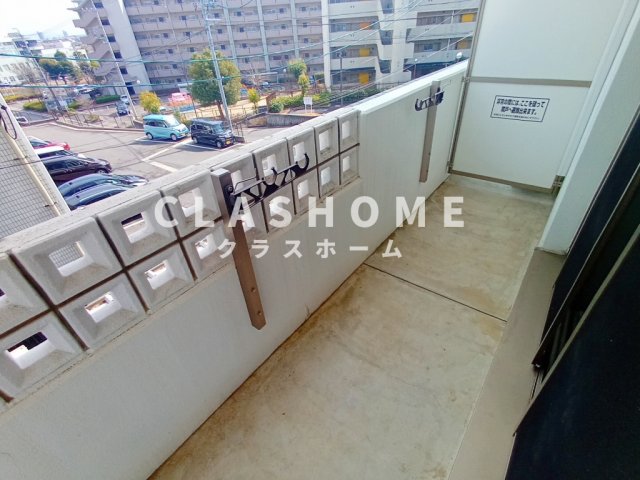バルコニー　同物件の別部屋になります。