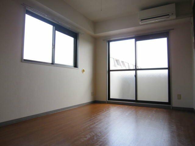 居室・リビング　角部屋南東向き