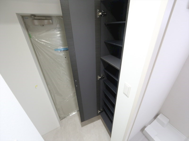 玄関　玄関　シューズボックス　姿見鏡付き（収納充実してます）