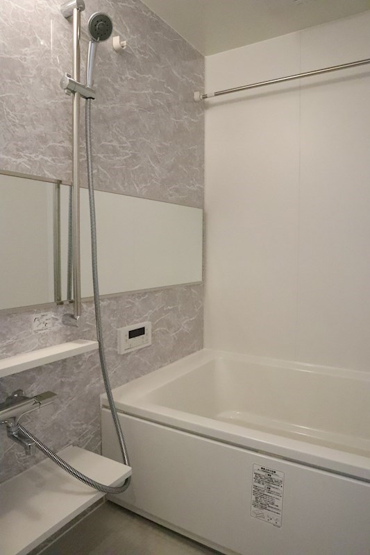 バス・シャワールーム　大きな鏡はバスルームに開放感を；与えます。