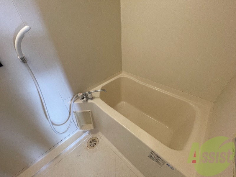 バス・シャワールーム　浴室は狭すぎず、シャワーも浴びやすそうです。