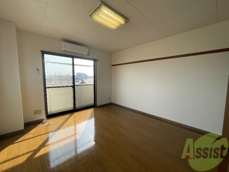 居室・リビング　９．３帖の洋室です。日差しがあり明るい印象でした。