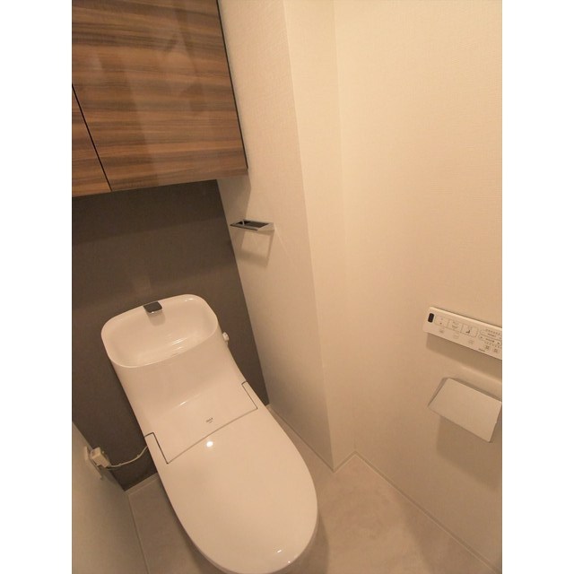 トイレ　落ち着いた色調のトイレです