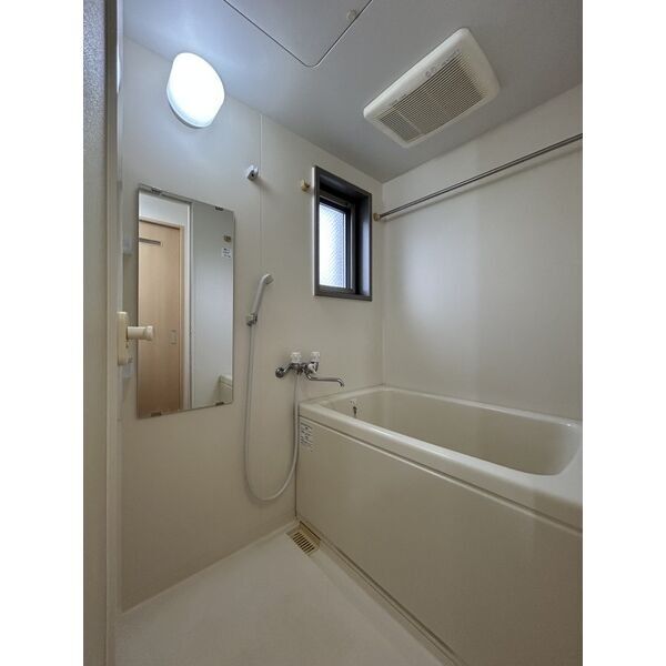 バス・シャワールーム　窓付きで換気がしやすい浴室です！