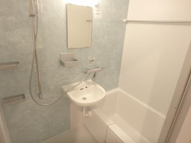 バス・シャワールーム　コンパクトで使いやすいお風呂です