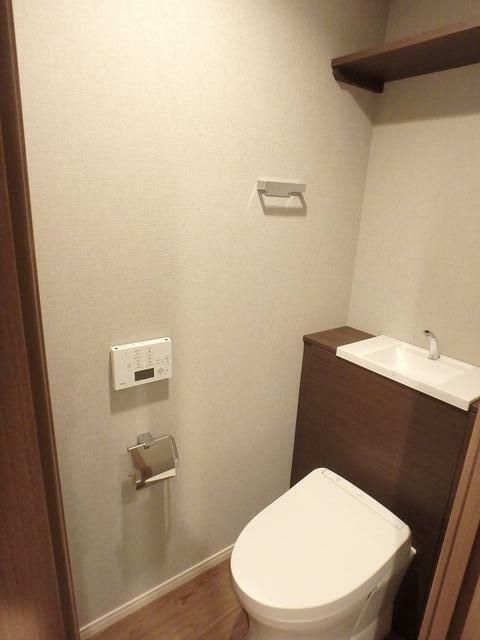 トイレ　落ち着いた色調のトイレです
