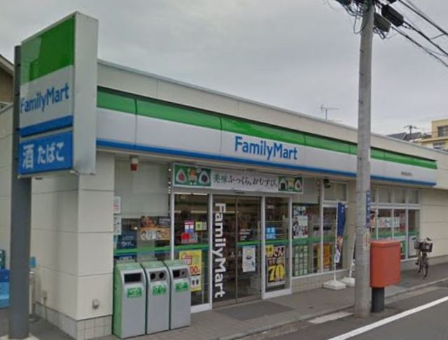 コンビニ　ファミリーマート横浜釜台町店（コンビニ）まで573m