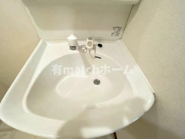 洗面設備　お部屋のお写真は反転となっております 間取り図を参照願います