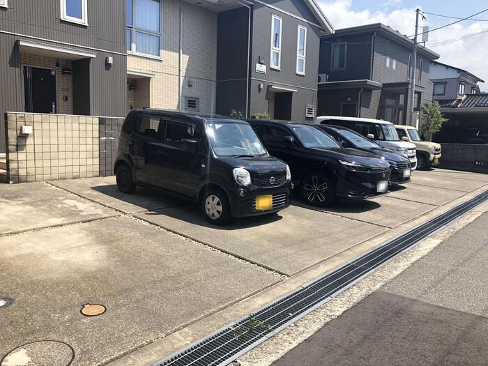 駐車場　駐車場2台分（6，600円）