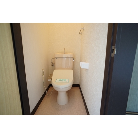トイレ　嬉しい温水洗浄機能付きです