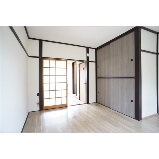 その他部屋・スペース　ベランダ側からお部屋を見ました