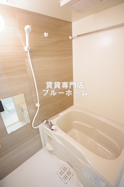 バス・シャワールーム　浴室乾燥機付きのお風呂！
