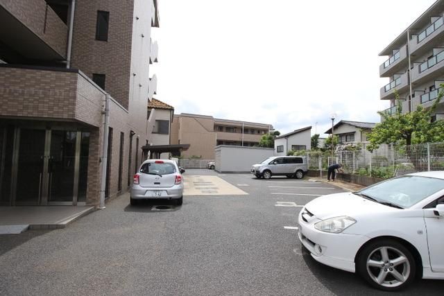 駐車場　広々とした敷地内駐車場