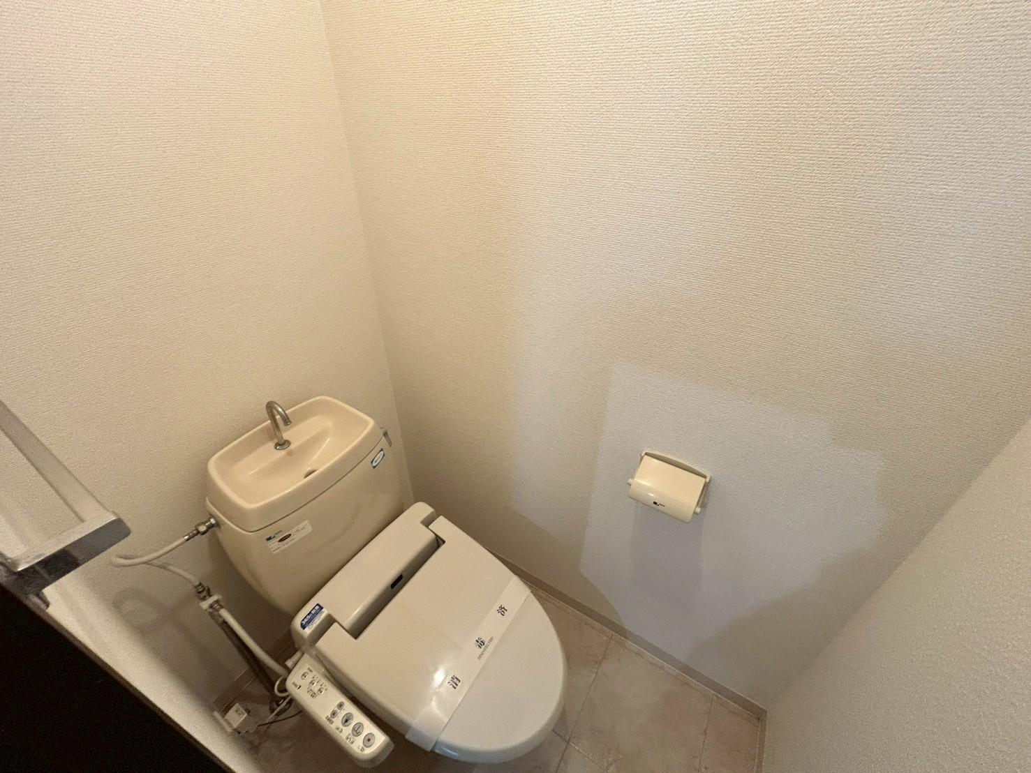 トイレ　温水洗浄便座付きのトイレです