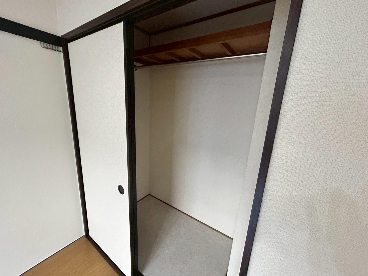 収納　ハンガーバー付きの収納です