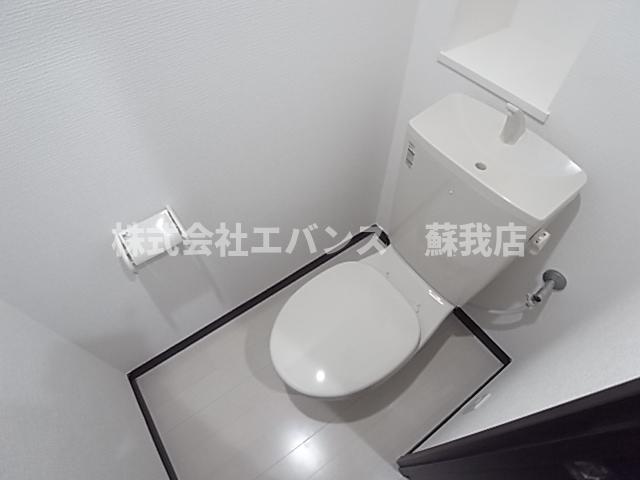 トイレ　落ち着いた色調のトイレです