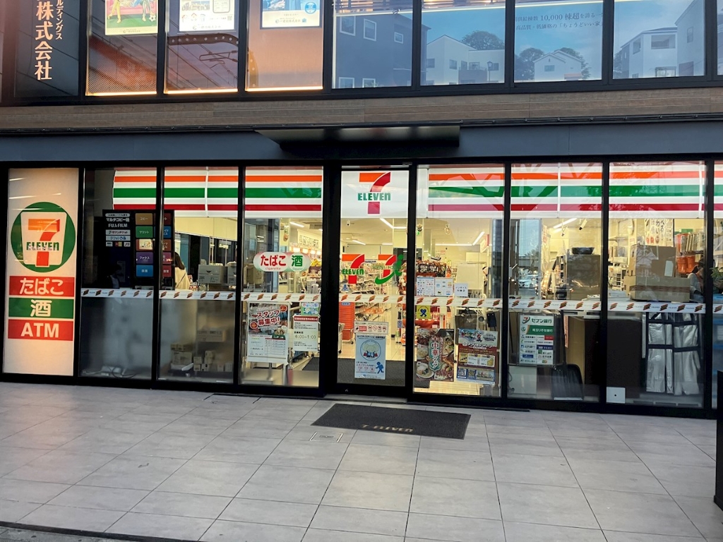 コンビニ　セブンイレブン　八潮駅南口店（コンビニ）まで632m