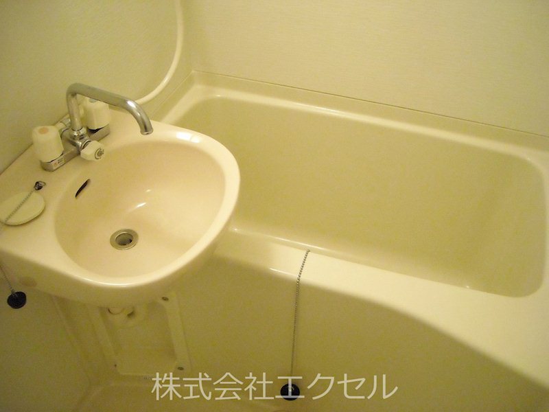 バス・シャワールーム　ゆったりと入れる浴室です。