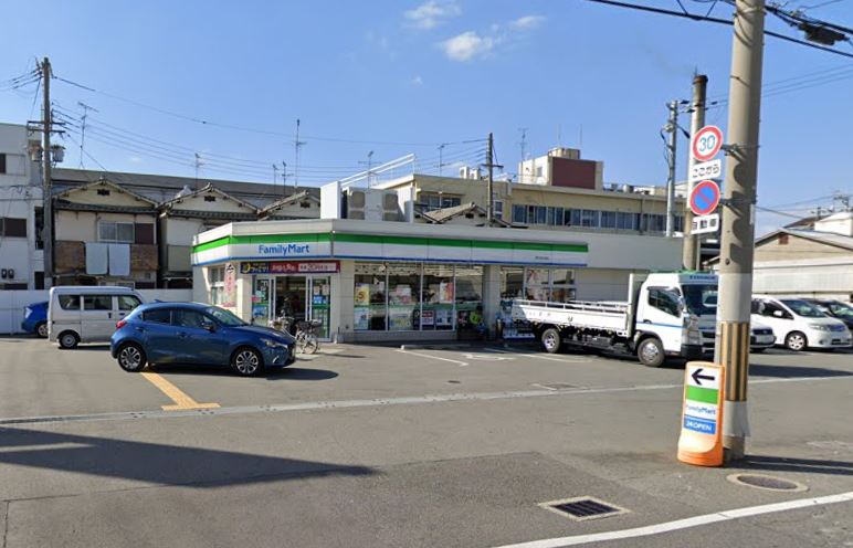 コンビニ　ファミリーマート 東大阪衣摺店（コンビニ）まで595m