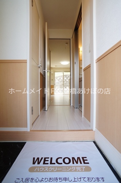 玄関　同型別部屋写真（反転）
