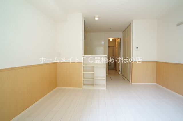 居室・リビング　同型別部屋写真（反転）