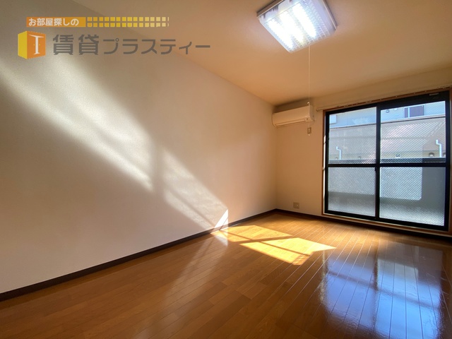 居室・リビング　日が差し込む明るいお部屋です。
