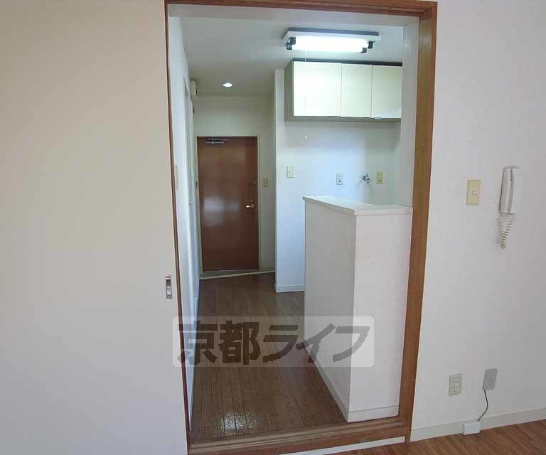 その他部屋・スペース　キッチンに目隠しカウンターがある廊下