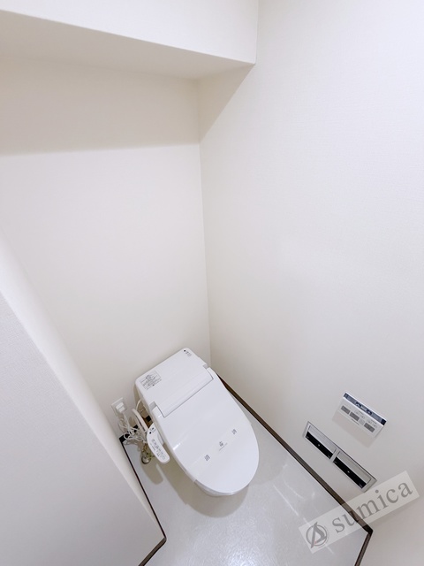 トイレ　人気アイテムの温水洗浄便座。清潔感のあるトイレです。