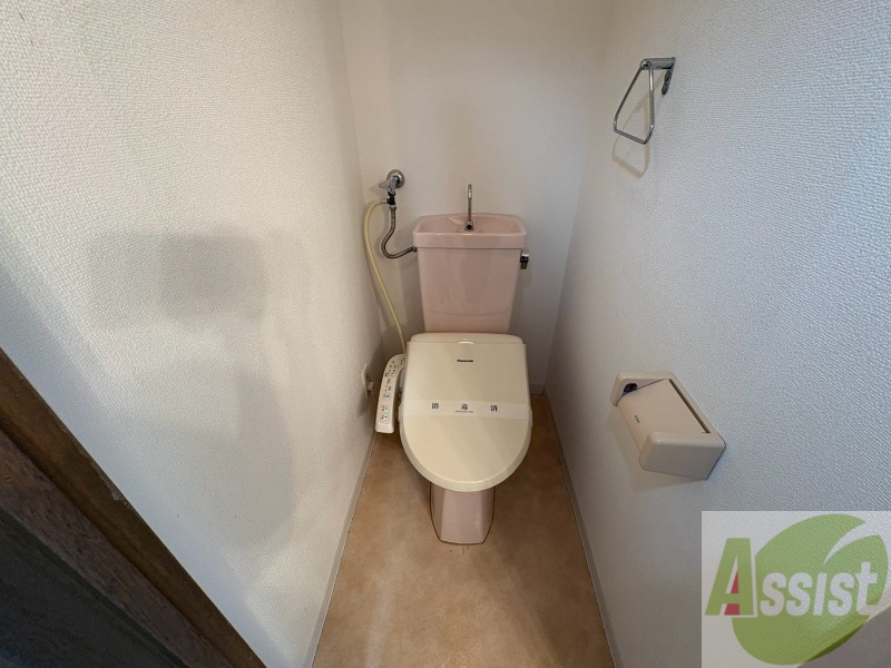 トイレ　こちらはトイレです。清潔感があり、安心して使用できます。