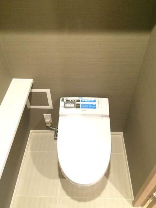 トイレ　落ち着いた色調のトイレです