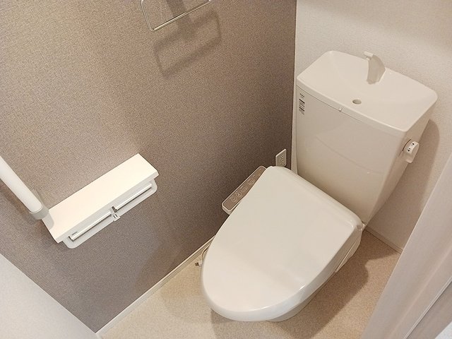 トイレ　落ち着いた色調のトイレです