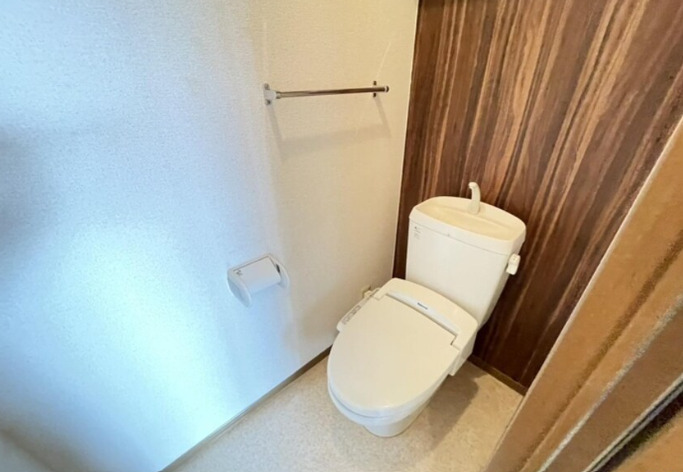 トイレ　快適な温水洗浄便座トイレです