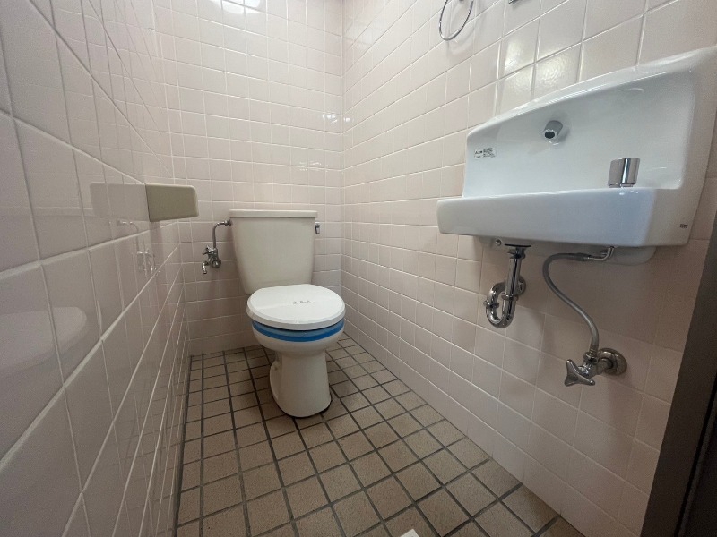 宜野湾市 5階建 築31年のトイレ写真